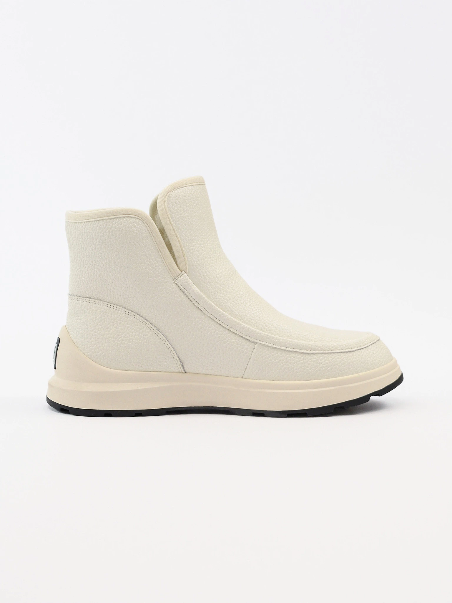 Ботинки белого цвета на низкой подошве